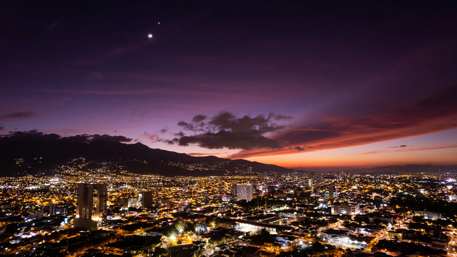 San José glowing at night beneath the mountains